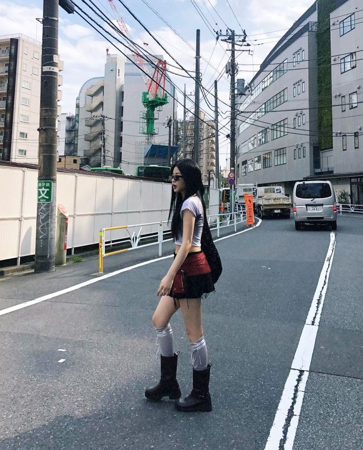 Phối áo cổ tròn phong cách street style 2025
