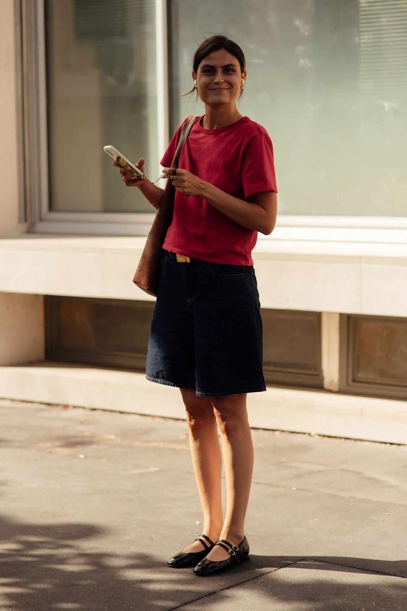 Street style Paris với denim midi-skirt và ballet flat da