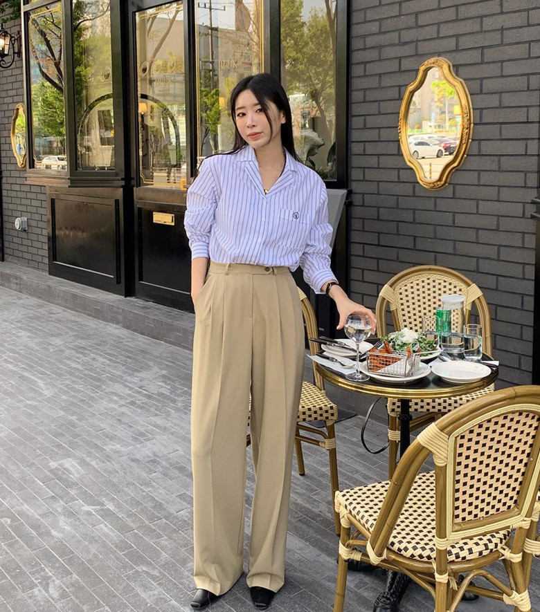 Quần âu có đường ly giữa giúp tổng thể trông gọn gàng và thanh thoát hơn. Đây là item phù hợp với môi trường công sở nhờ vẻ ngoài chỉn chu, hiện đại.