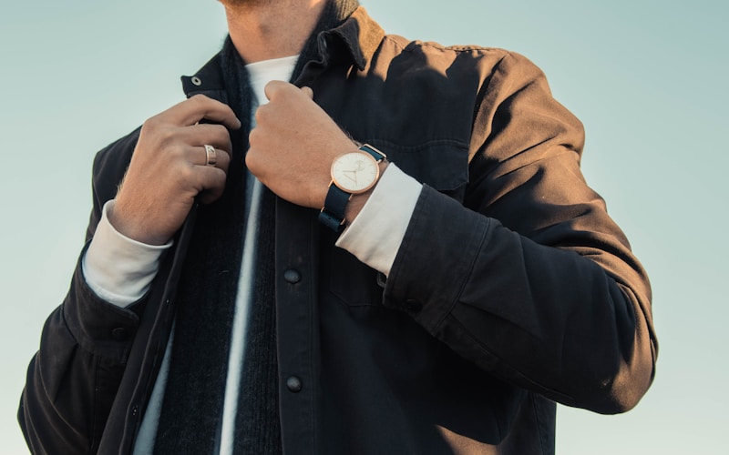 Áo vest màu đen từ chất liệu nhung cao cấp