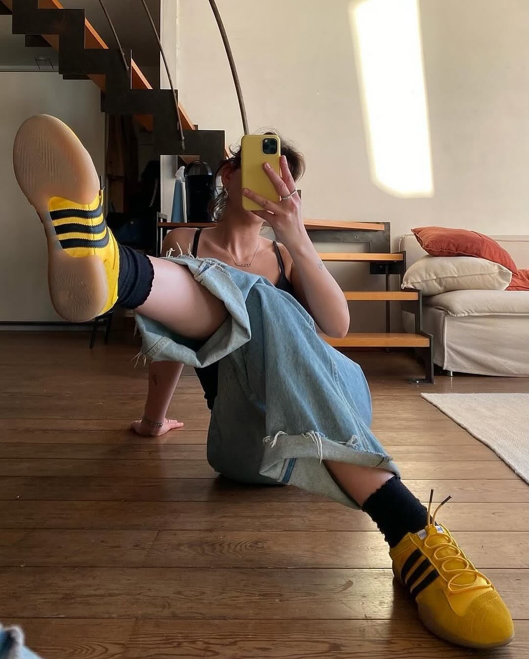 Sneakerinas là mẫu giày lai giữa phom dáng ballet flats và cấu trúc đế của sneaker