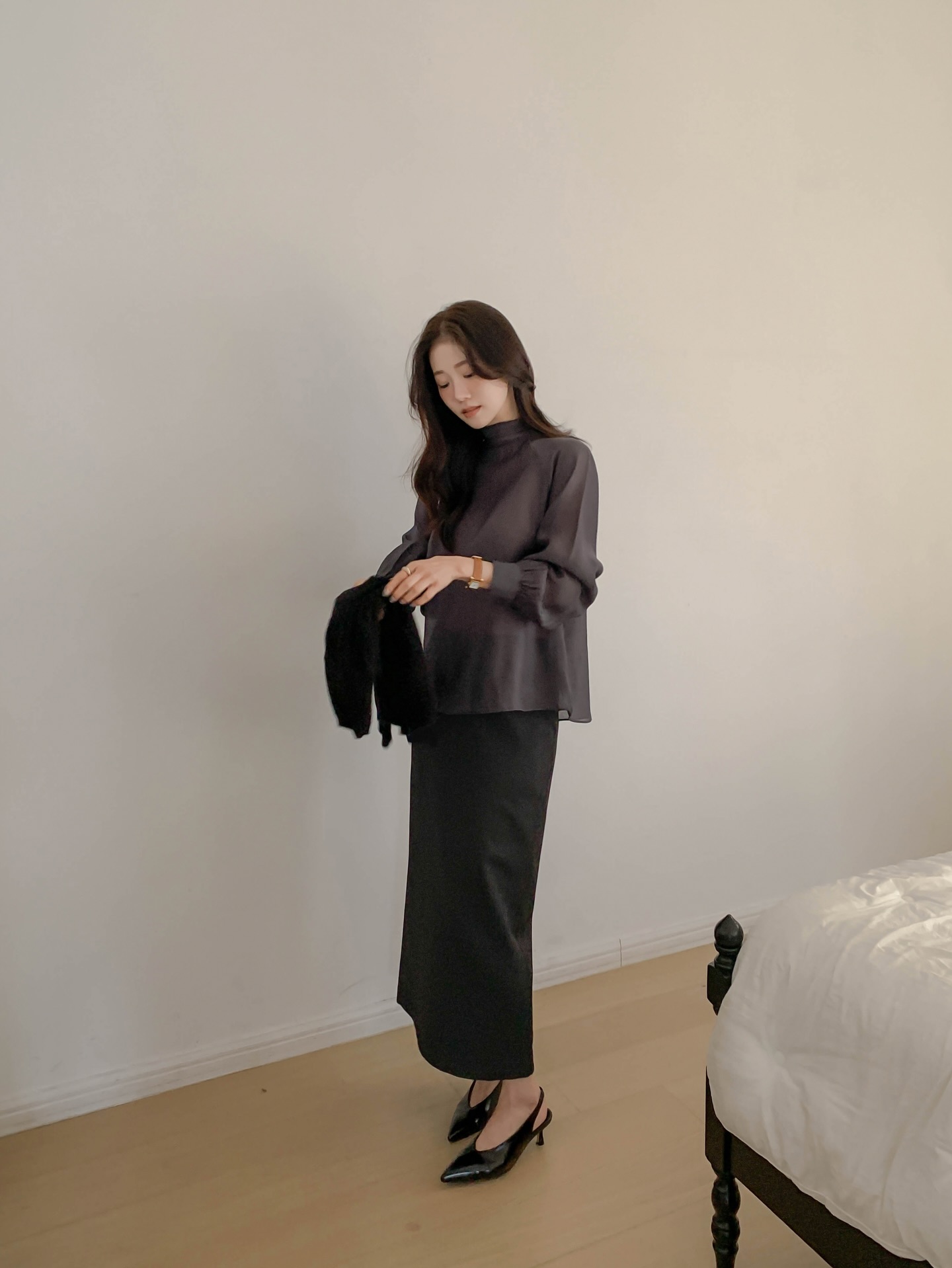 Áo sơ mi, blouse và chân váy tạo công thức công sở thanh lịch, gọn gàng và linh hoạt cho nhiều hoàn cảnh làm việc.