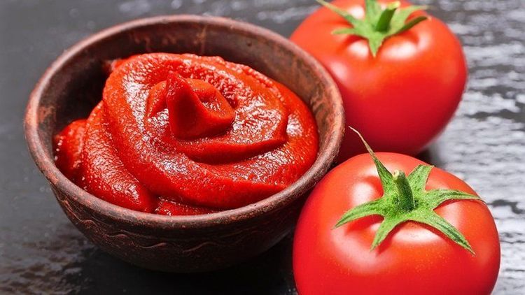 Đắp mặt nạ cà chua cũng có thể hữu ích cho da dầu
