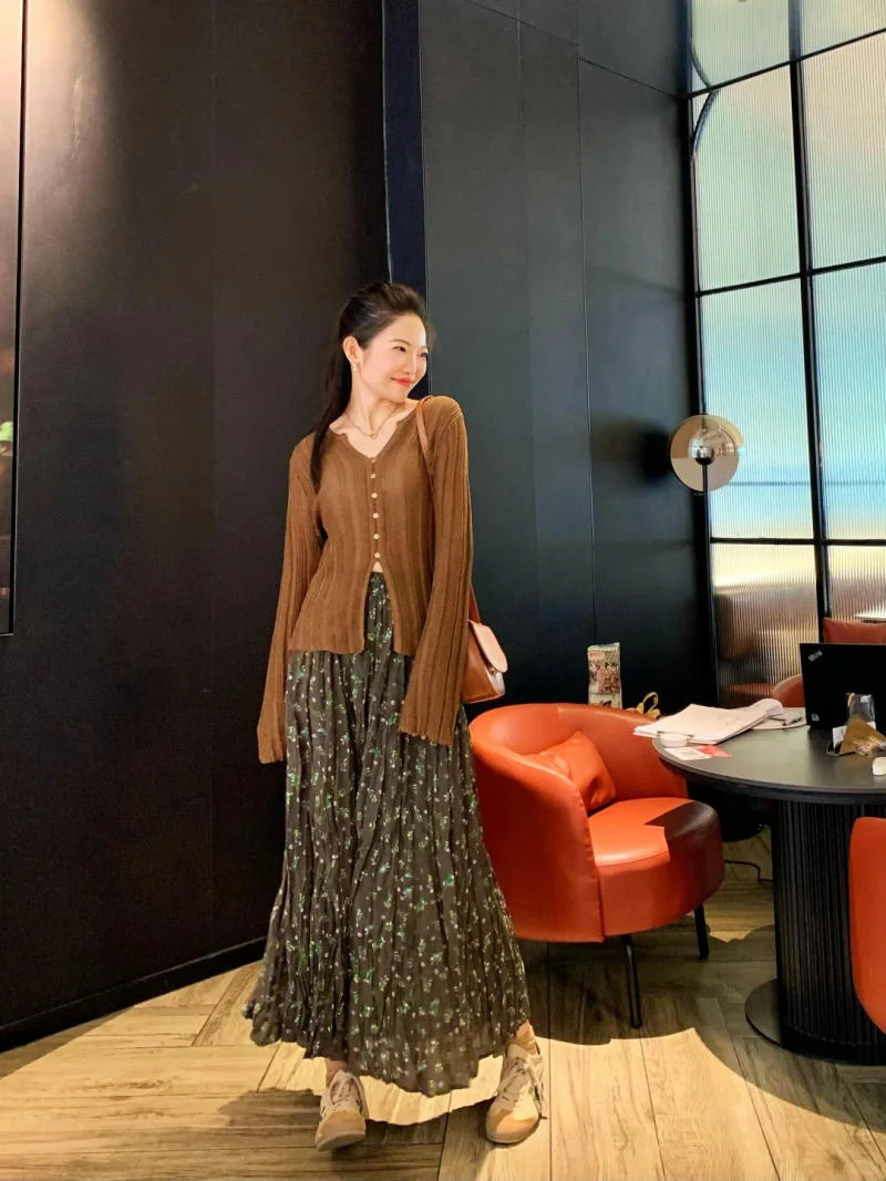 Chân váy hoa nhí mix áo len cổ V