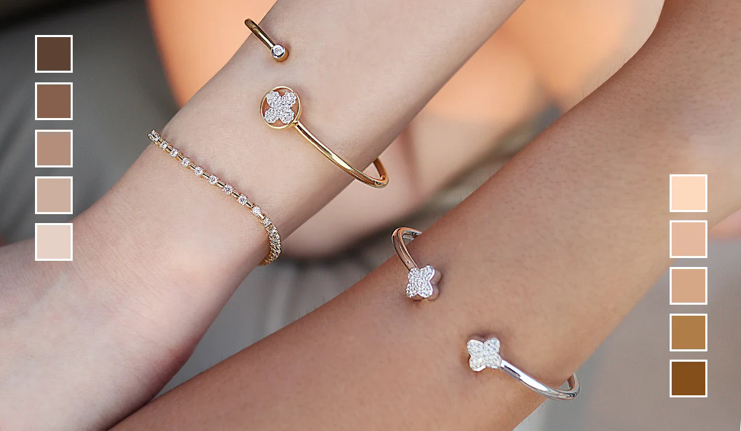 So sánh trang sức vàng và bạc đặt trên cổ tay để kiểm tra undertone da