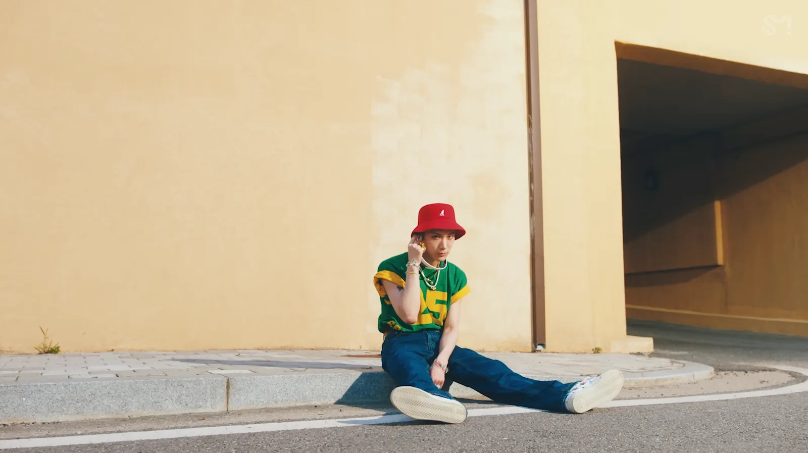 Ten ngồi diện jeans và sneaker kết hợp cùng áo Gucci tạo nên look casual luxury