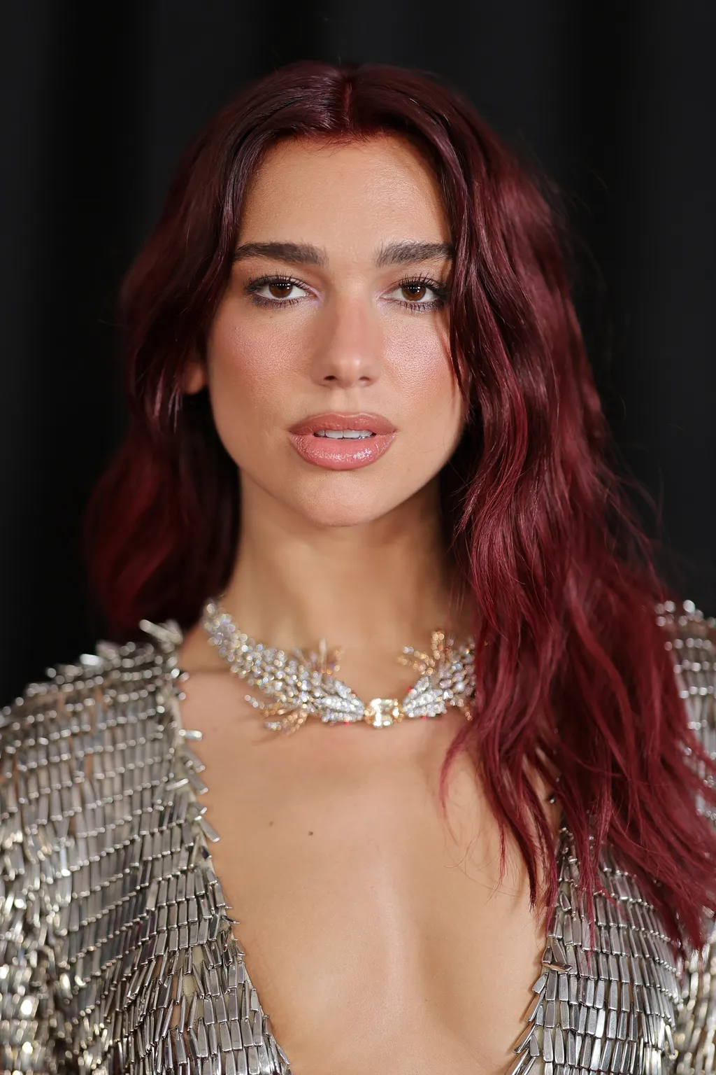 Dua Lipa với màu tóc đỏ cherry cola năm 2024