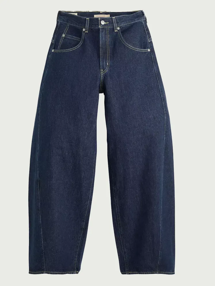 Quần jeans barrel leg tạo hình dáng hiện đại và dễ ứng dụng trong 2026