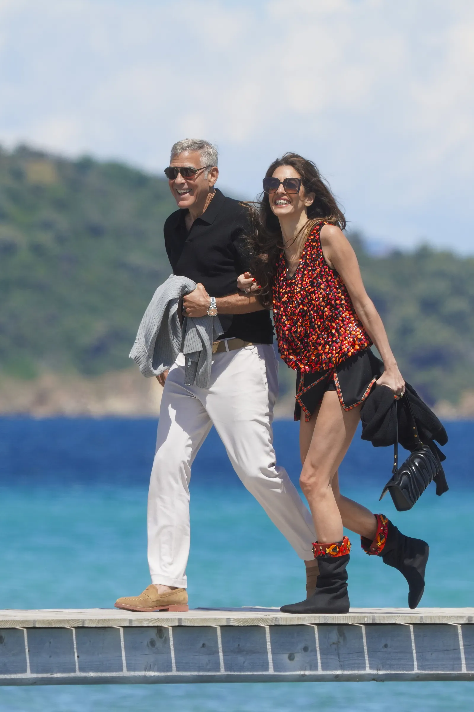 Amal Clooney trong trang phục nghỉ dưỡng với boots và cảm giác phóng khoáng