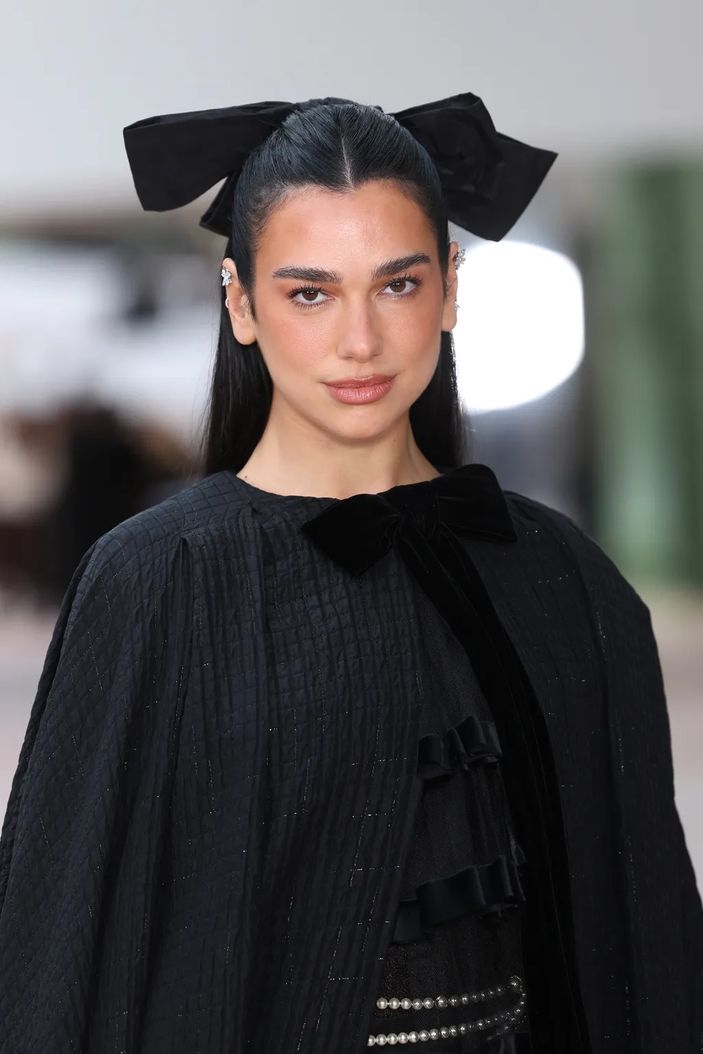 Dua Lipa với tóc được đính nơ