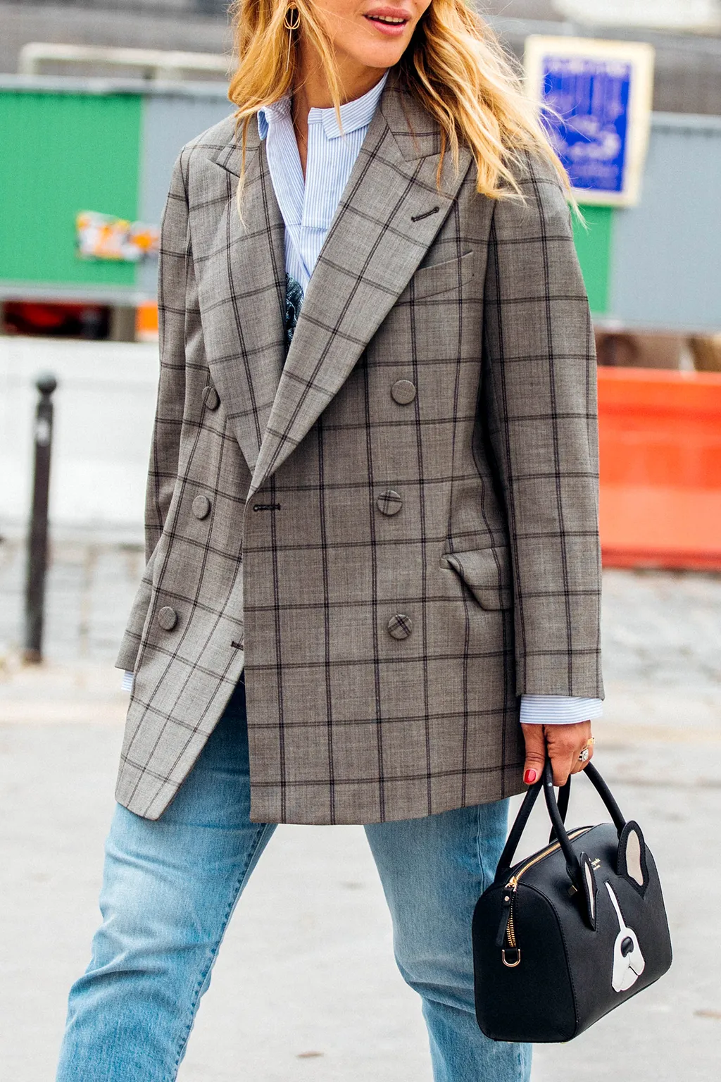 Phối áo blazer ngoại cỡ cùng sơ mi phong cách học viện Ivy League