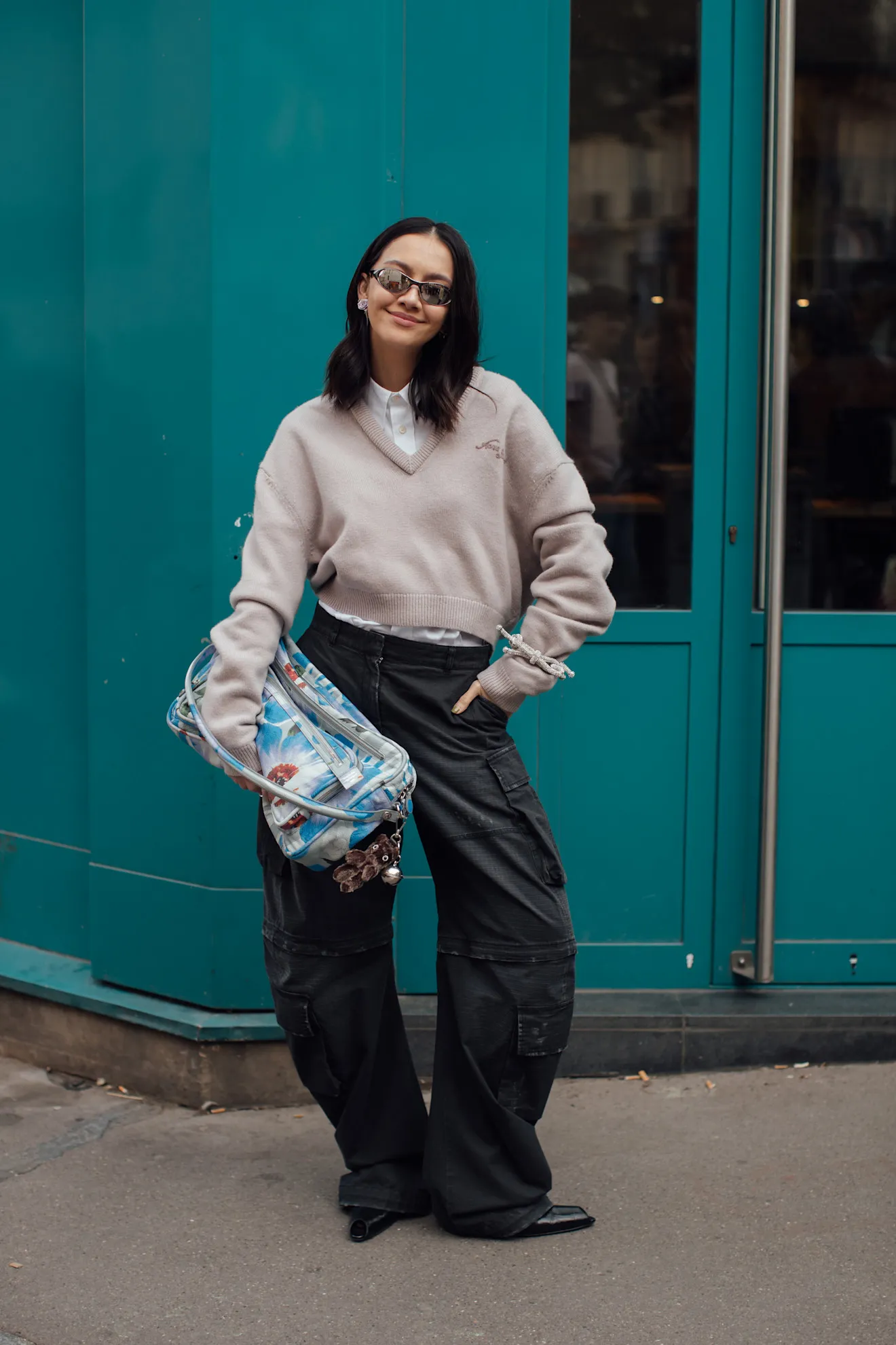 Áo len V-neck layered với sơ mi và quần cargo