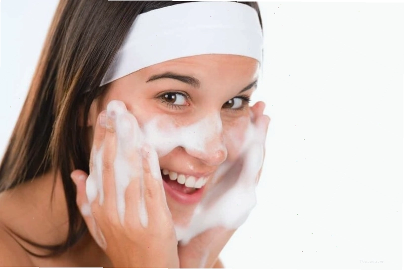 Làm sạch da với sữa rửa mặt dịu nhẹ là bước quan trọng khi chăm sóc da mụn