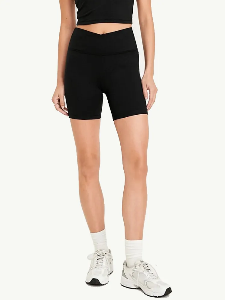 Quần bike shorts bó sát tôn dáng kết hợp cùng các kiểu áo rộng tạo sự cân bằng thị giác