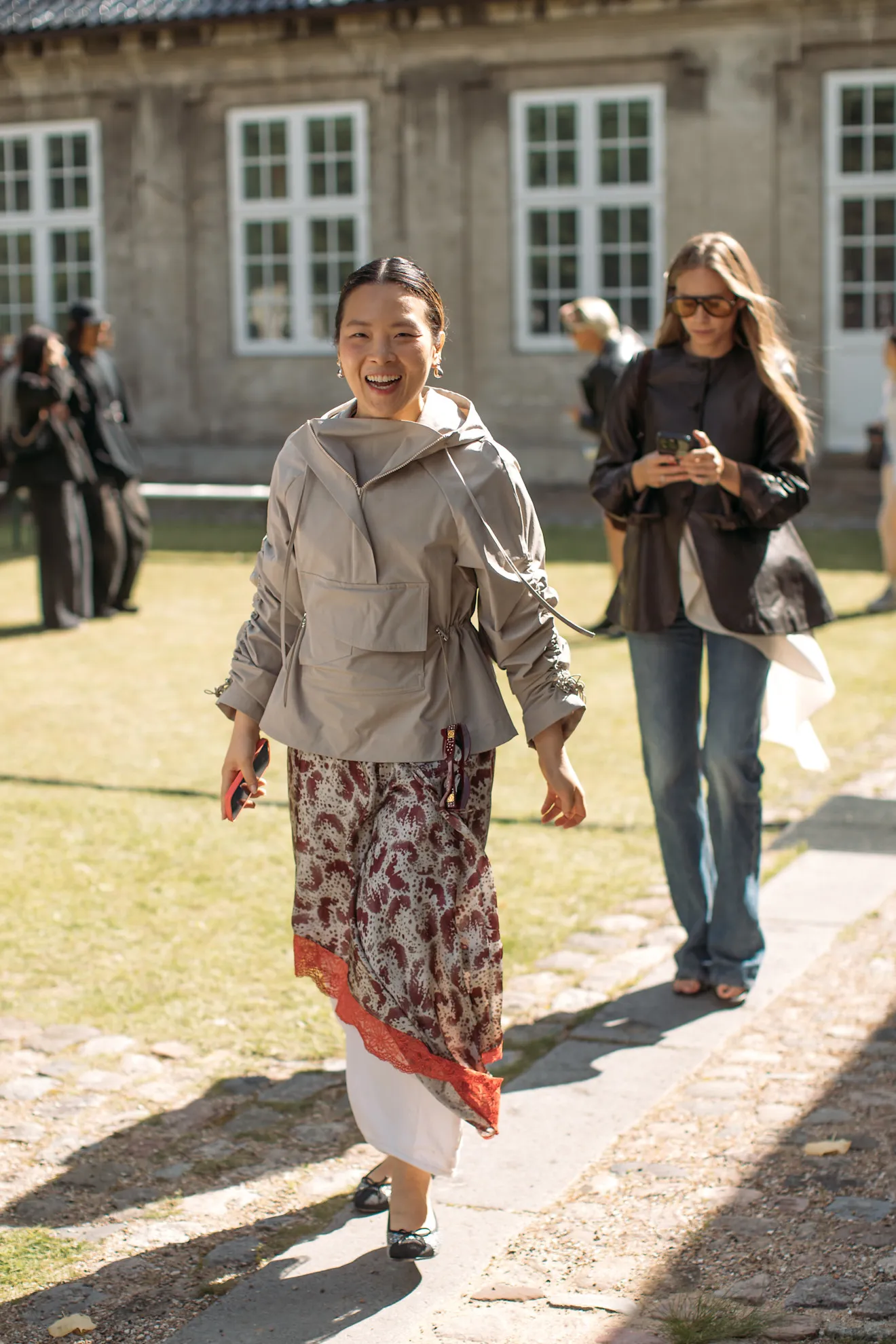 Phối áo anorak cùng layered skirt phong cách Scandinavian thu 2026