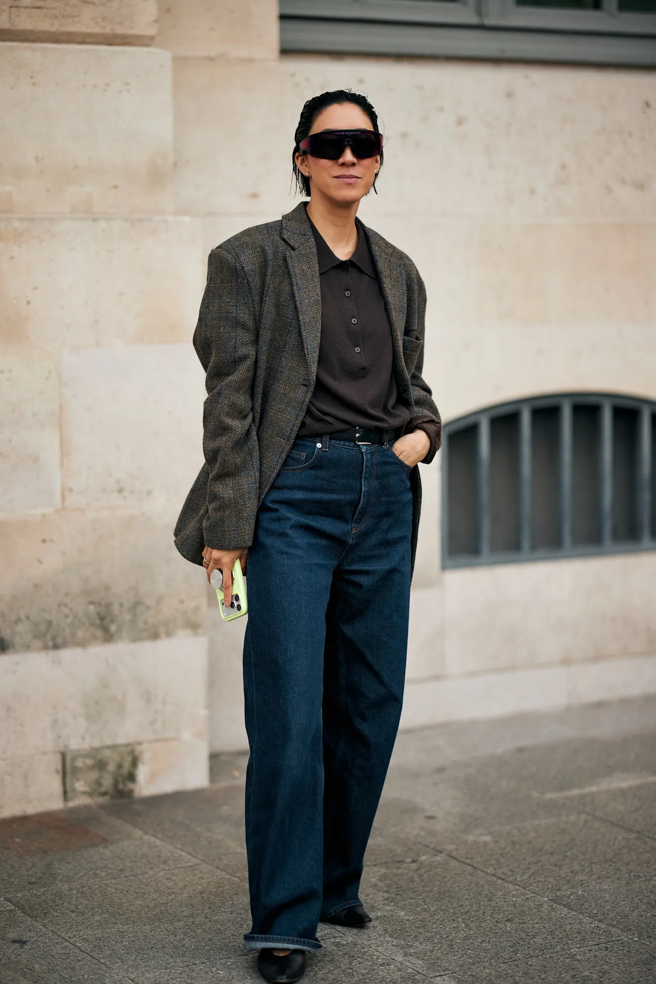 Blazer len phối cùng áo polo dệt kim dài tay kẻ sọc và quần jeans ống đứng