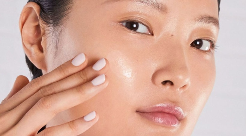 Nếu bỏ qua bước dưỡng ẩm, lớp màng bảo vệ tự nhiên của da dễ bị suy yếu, khiến da nhạy cảm hơn trước tác động của môi trường. Ảnh minh họa.