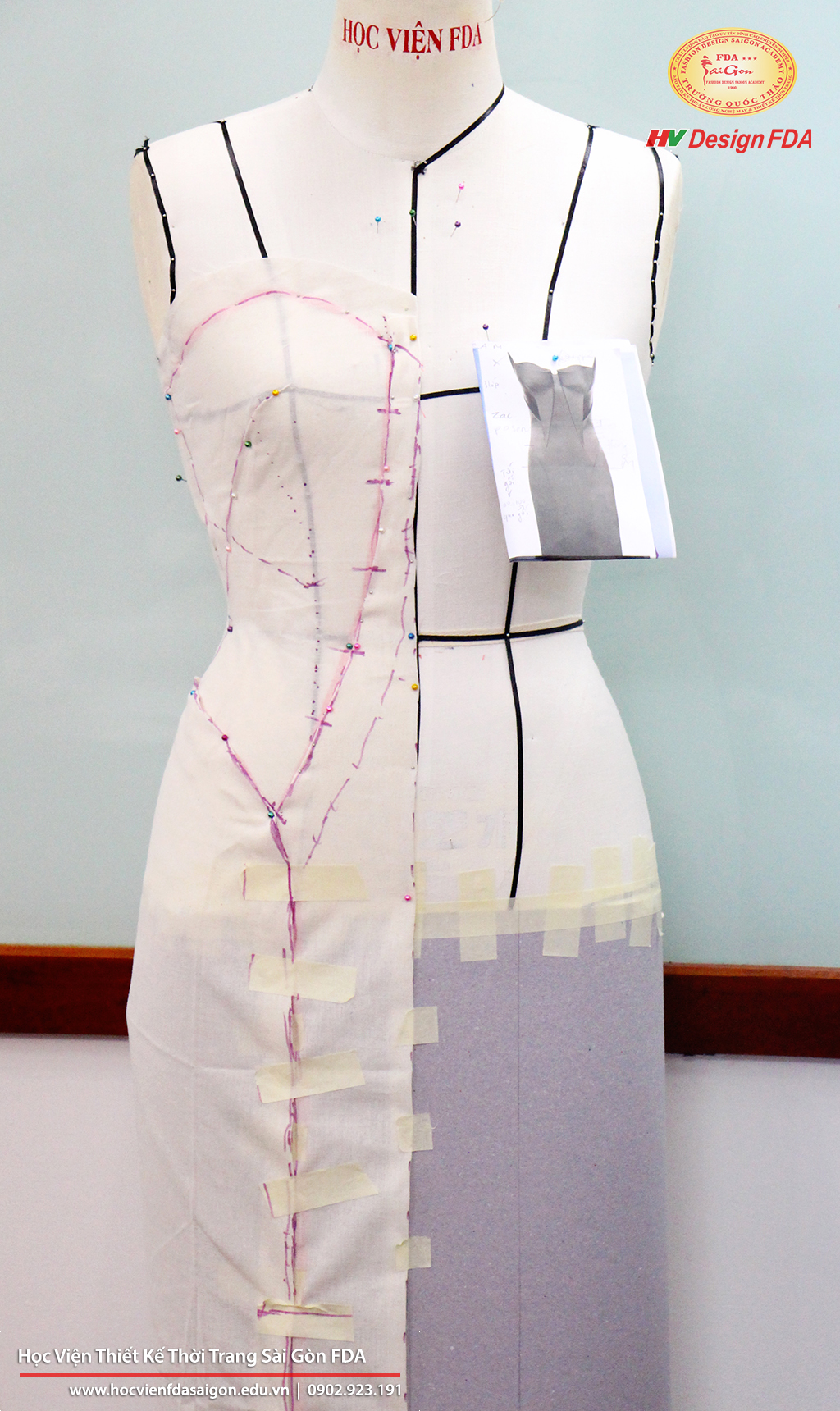 Áo nữ thiết kế cut-out và draping