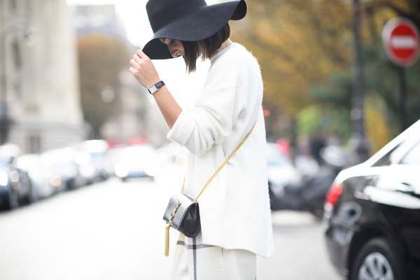Sử dụng phom dáng cứng cáp để tạo cấu trúc cho trang phục white on white