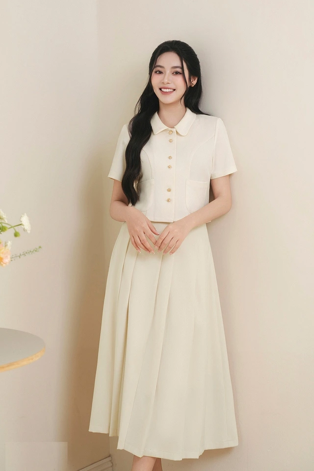 Bộ đồ đồng bộ chân váy xếp ly và áo crop