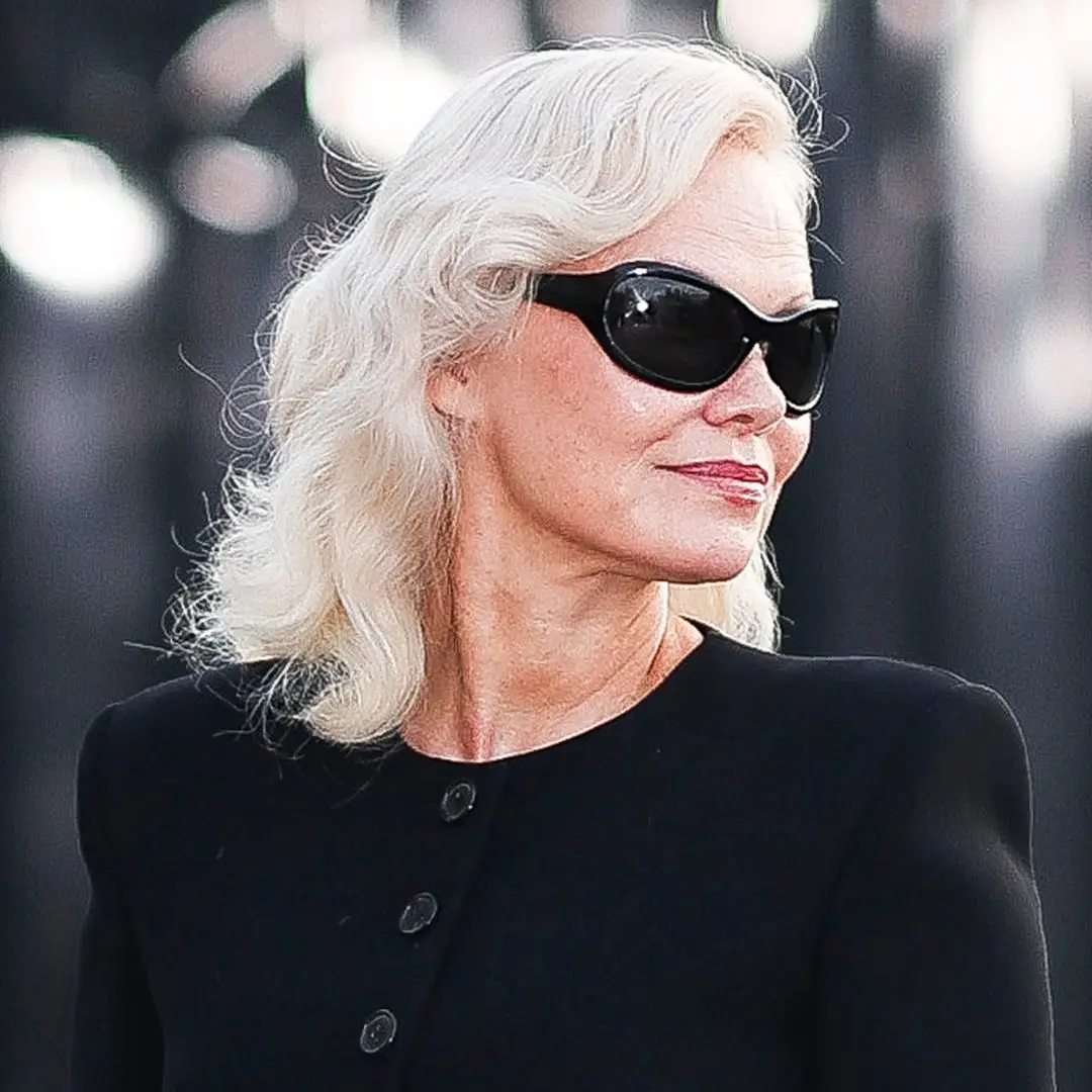 Pamela Anderson bùng nổ với phong cách gothic glamour đầy ma mị