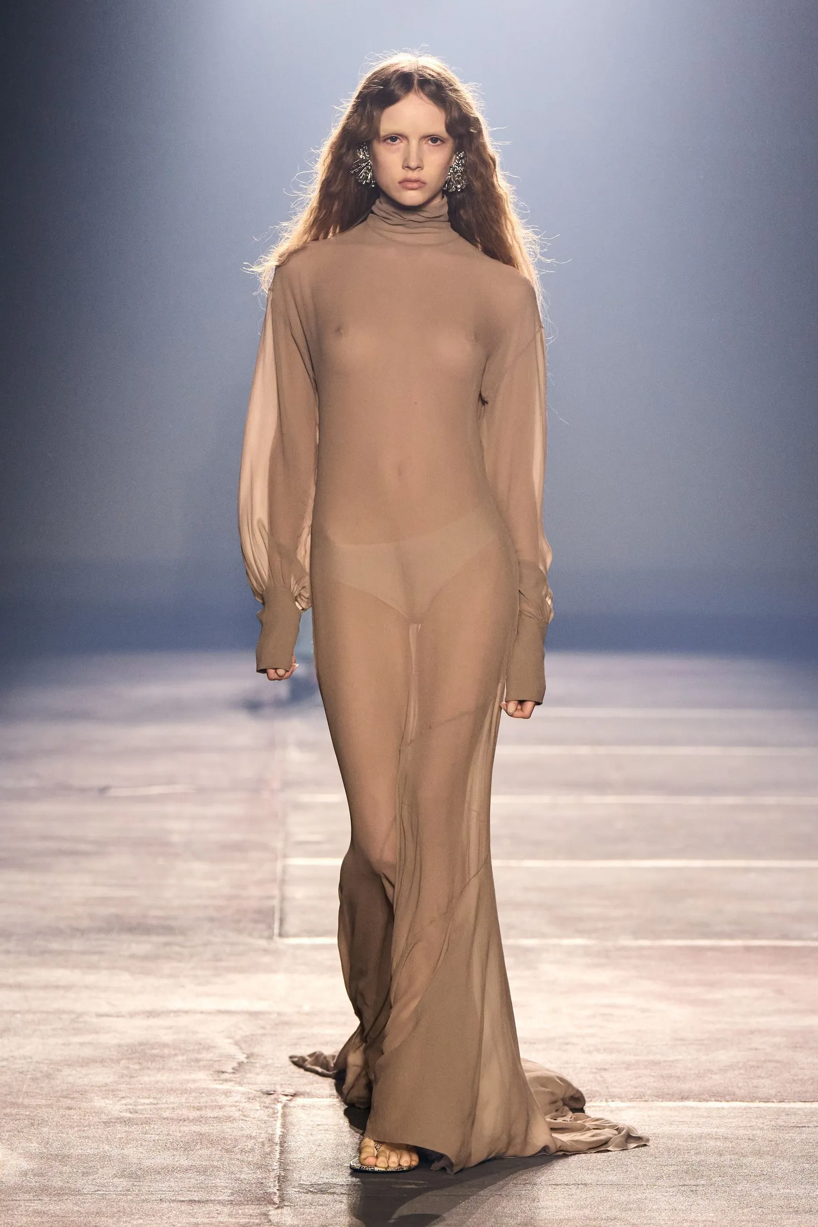 Thiết kế đầm maxi ôm sát cơ thể với kết cấu dạng lưới từ bộ sưu tập Mugler Spring 2026