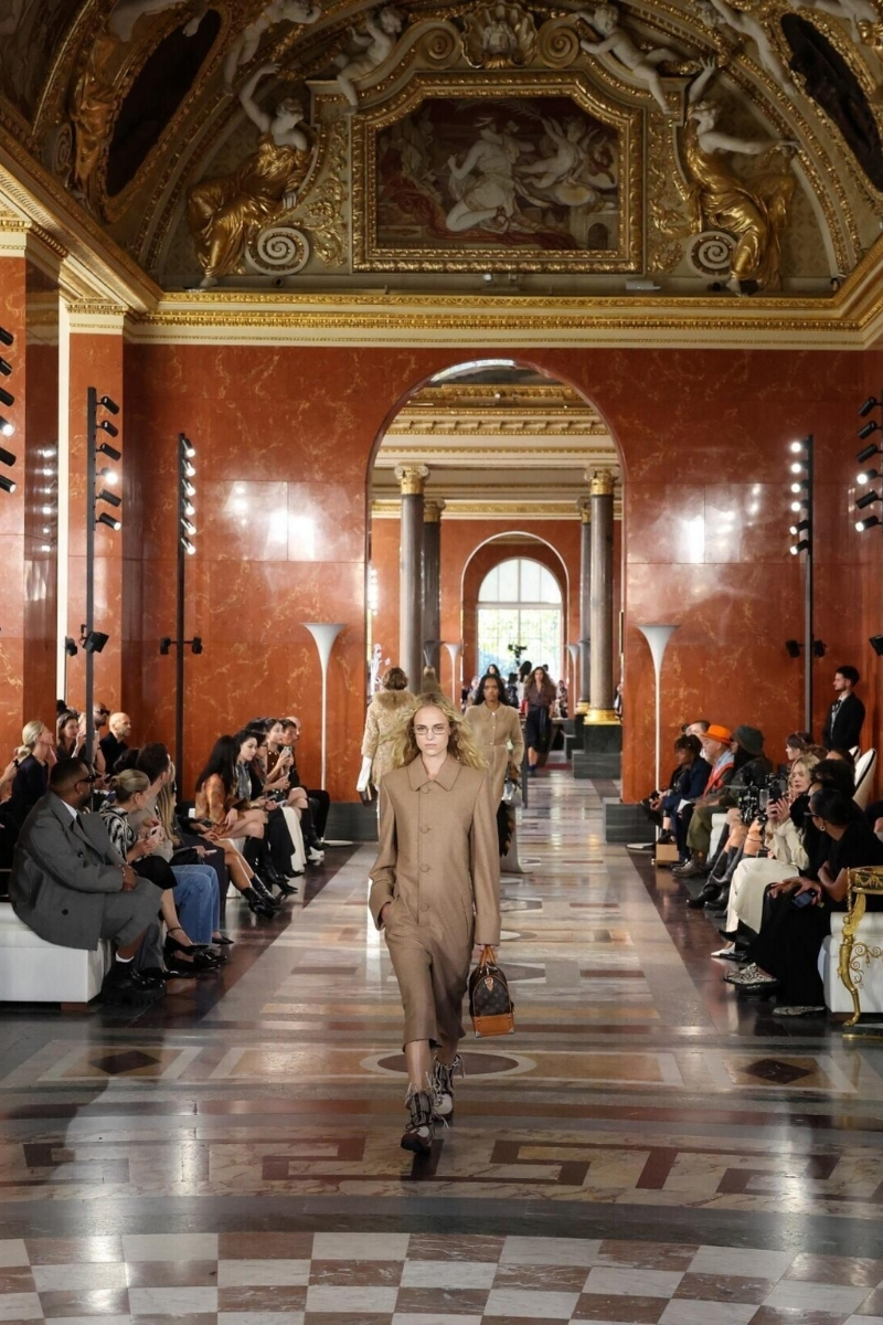 Địa điểm trình diễn BST Louis Vuitton Xuân Hè 2026 là căn hộ mùa hè của Hoàng hậu Pháp Anne d'Autriche tại Palais Royal