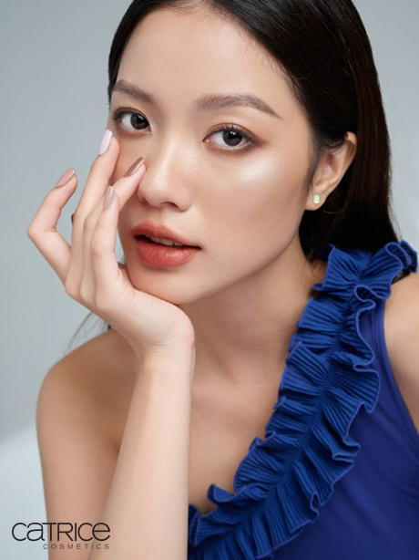 Kẻ chân mày và trang điểm mắt nhẹ nhàng phù hợp văn phòng