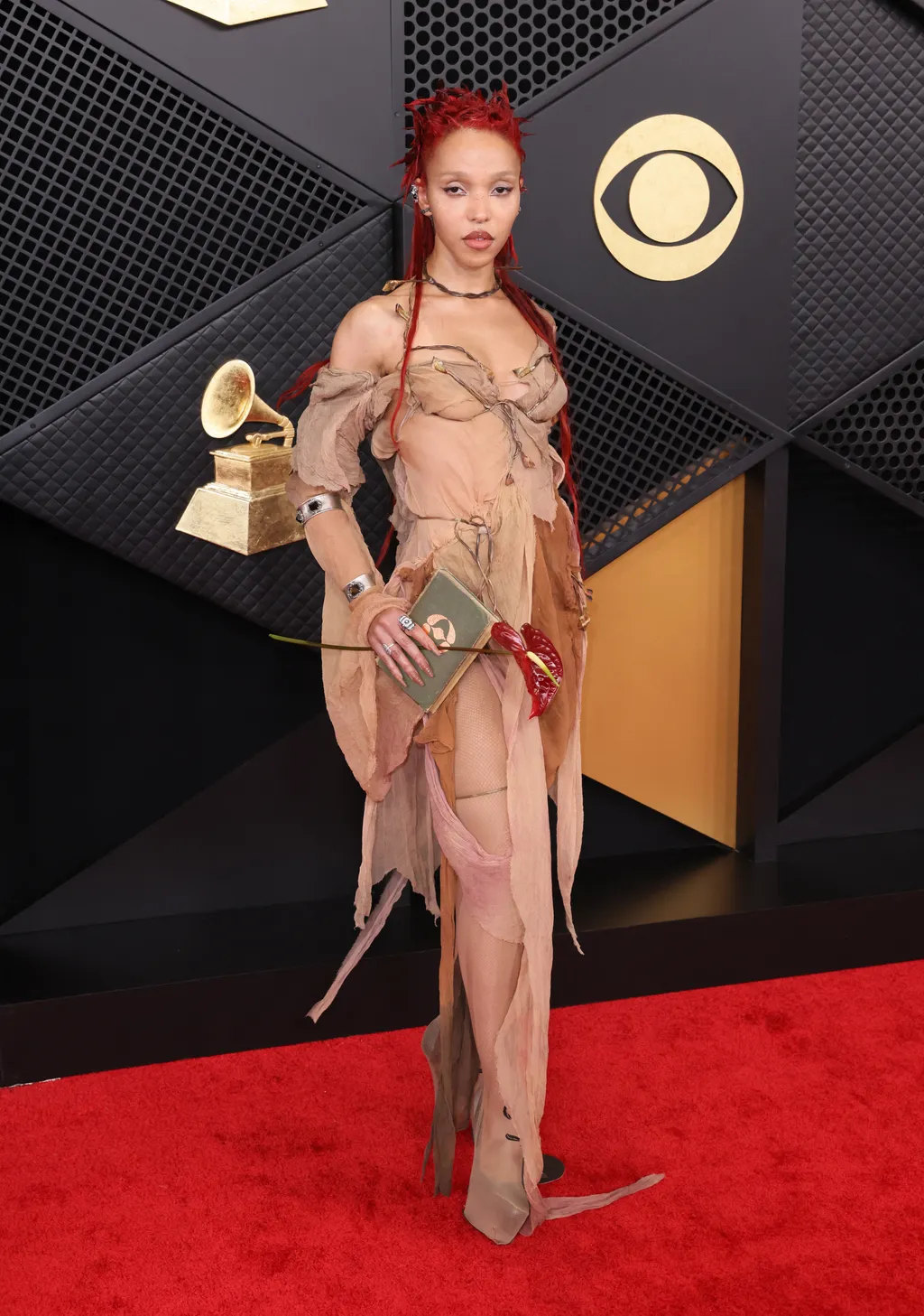 FKA Twigs với thiết kế exoskeleton avant-garde