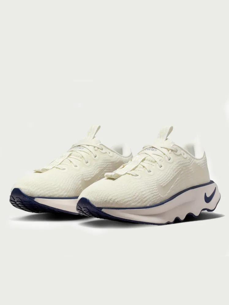 Nike Motiva đệm êm cho sinh viên đi bộ