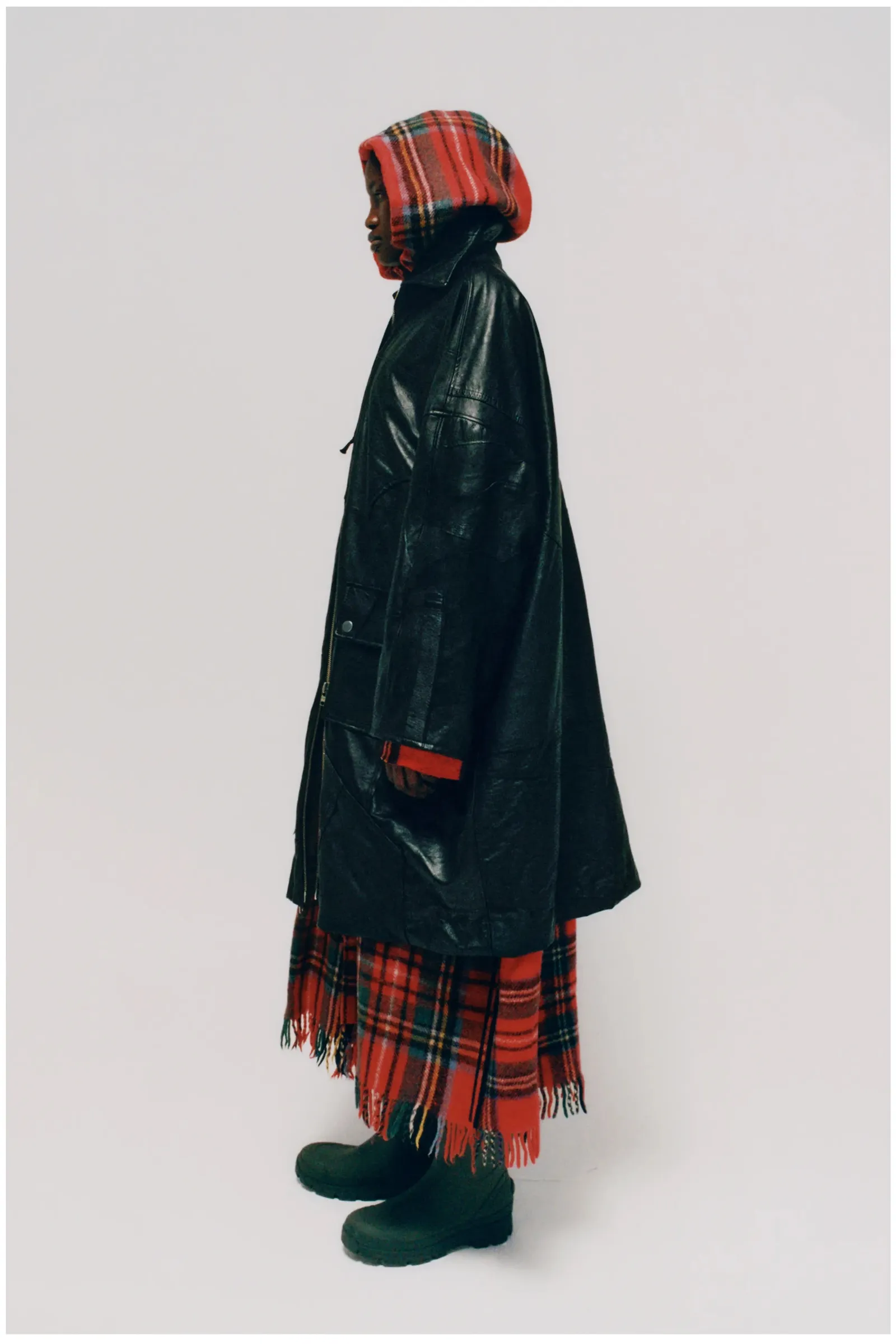 Cách phối họa tiết Tartan layering nổi bật trong bộ sưu tập Rave Review