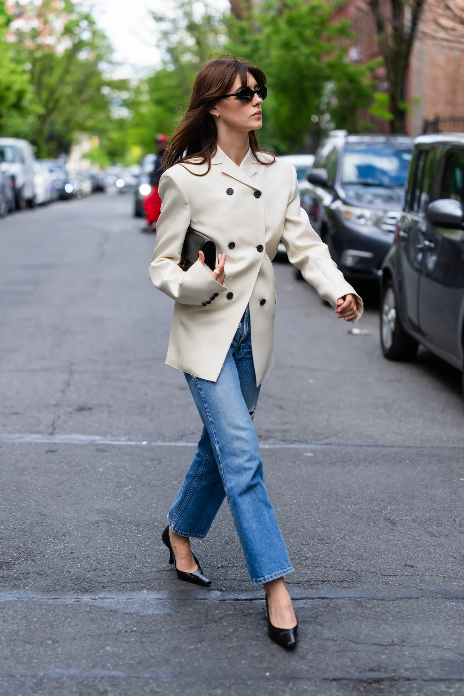 Tuyên ngôn mạnh mẽ bằng áo khoác cắt may và quần jeans ống đứng