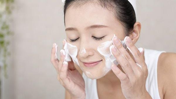 Rửa mặt đúng cách sẽ giúp giảm bớt dầu trên da