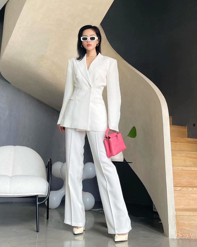 Blazer phối quần ống loe giúp tổng thể cân đối và thanh lịch