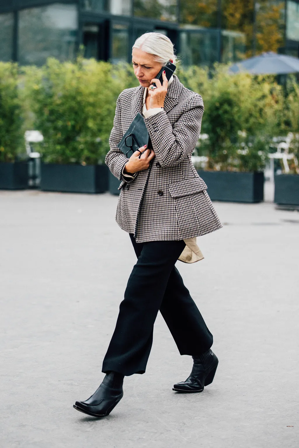 Phối hợp blazer oversized cùng bốt cổ lửng cá tính trên đường phố