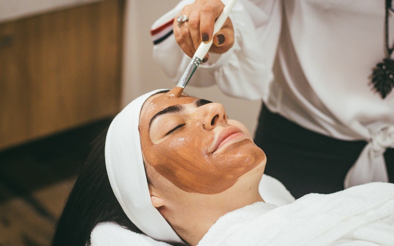 Da dầu mụn do độ ẩm cao trong mùa mưa