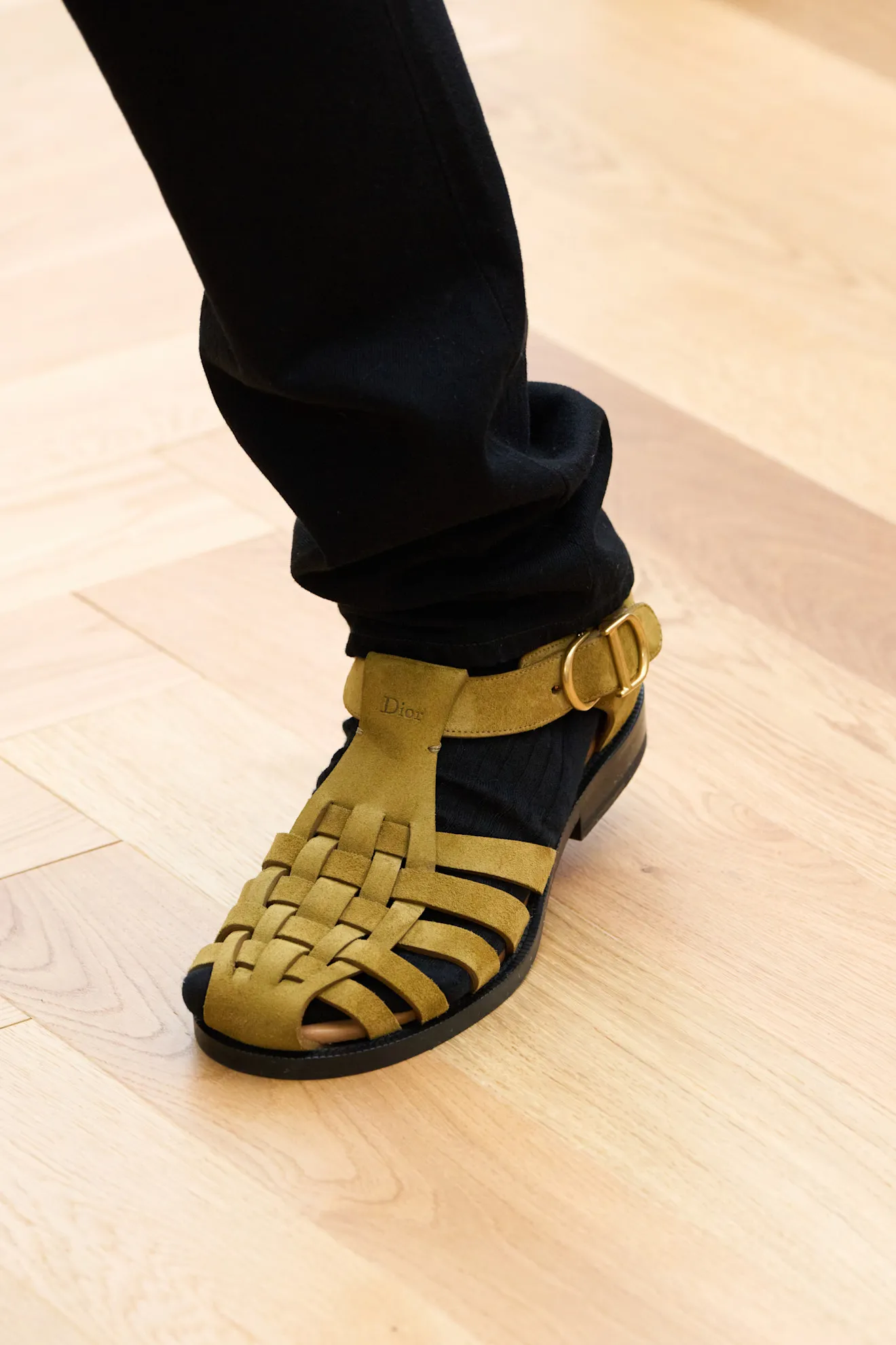 Sandal ngư dân Dior tinh xảo