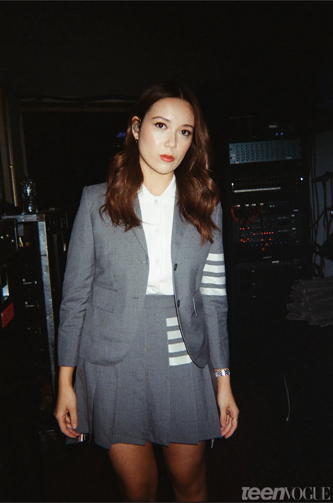 Laufey trong một bộ suit váy Thom Browne, gợi cảm hứng cho tinh thần Laufeycore