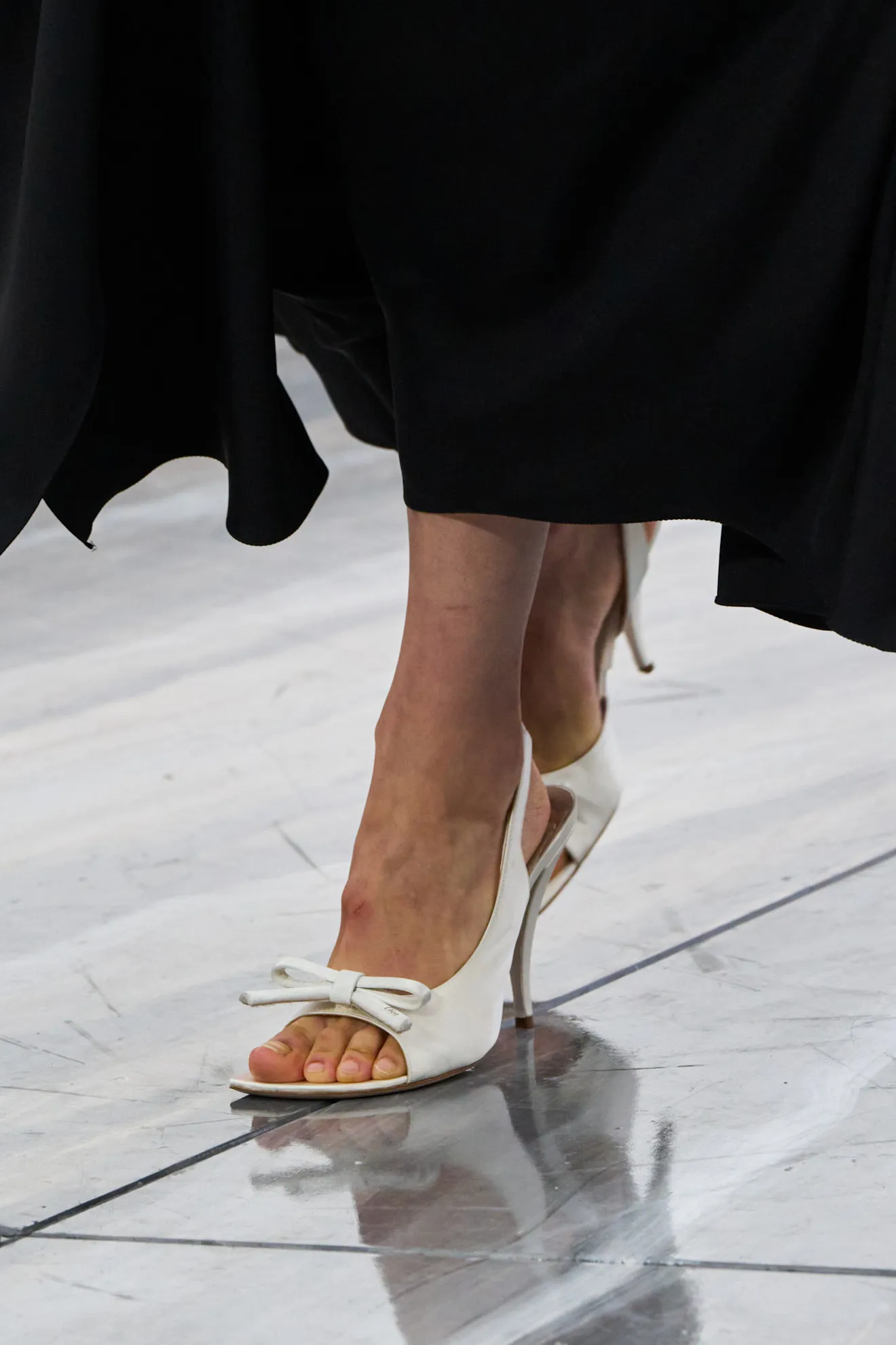 Sandal Christian Dior với tông màu tĩnh lặng sang trọng