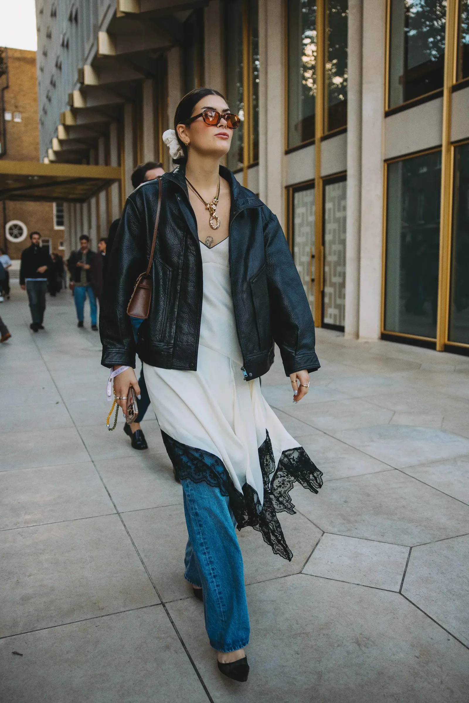 Layering từ street style với váy slip và quần jeans