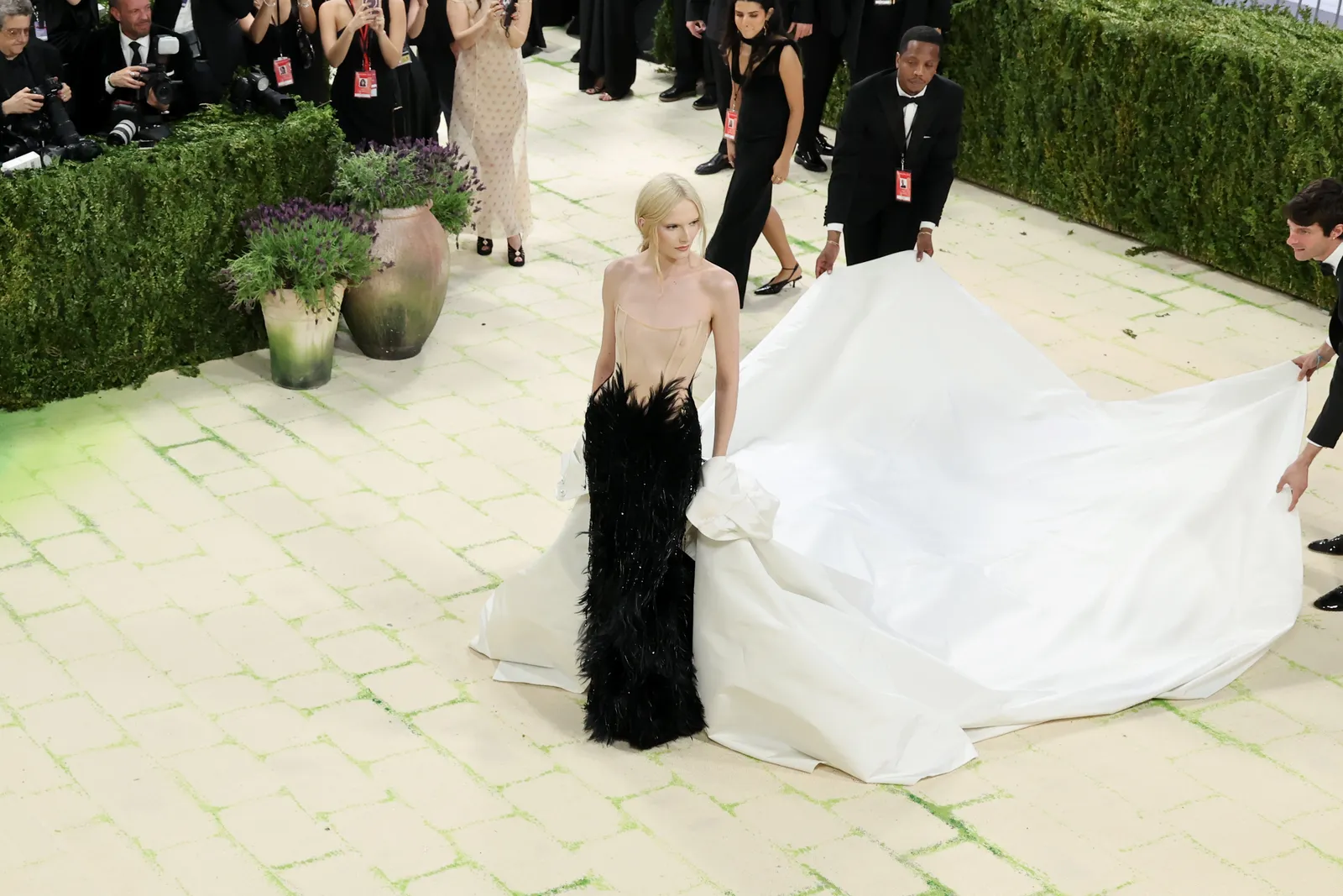 Alex Consani tại Met Gala 2026