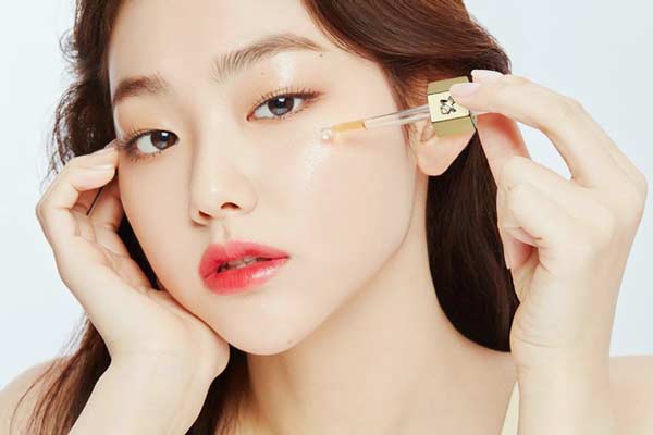 Thoa serum để bảo vệ da khỏi bị tổn thương do các gốc tự do gây hại