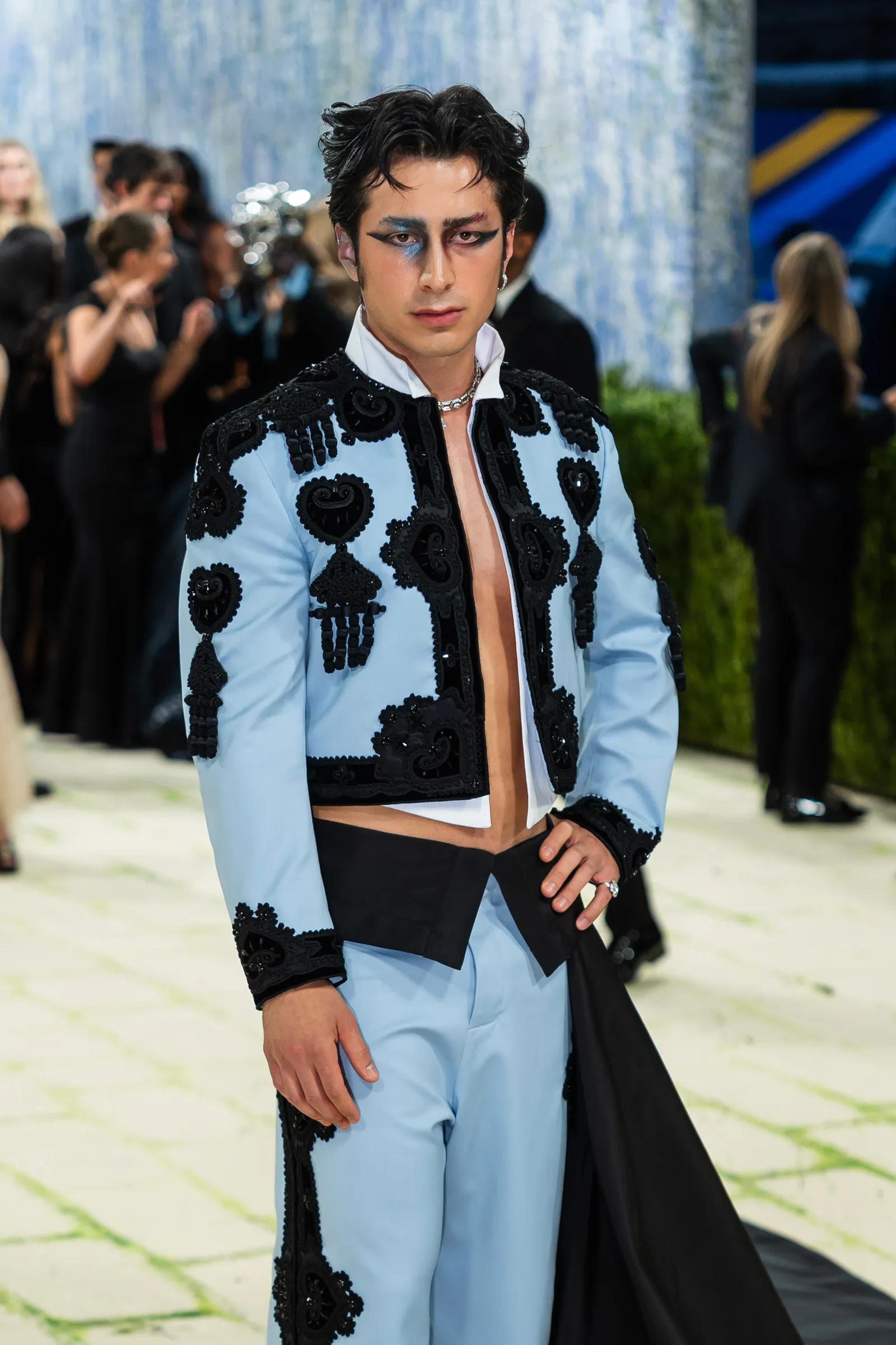 Hudson Williams tại Met Gala 2026 trong trang phục Balenciaga tùy chỉnh