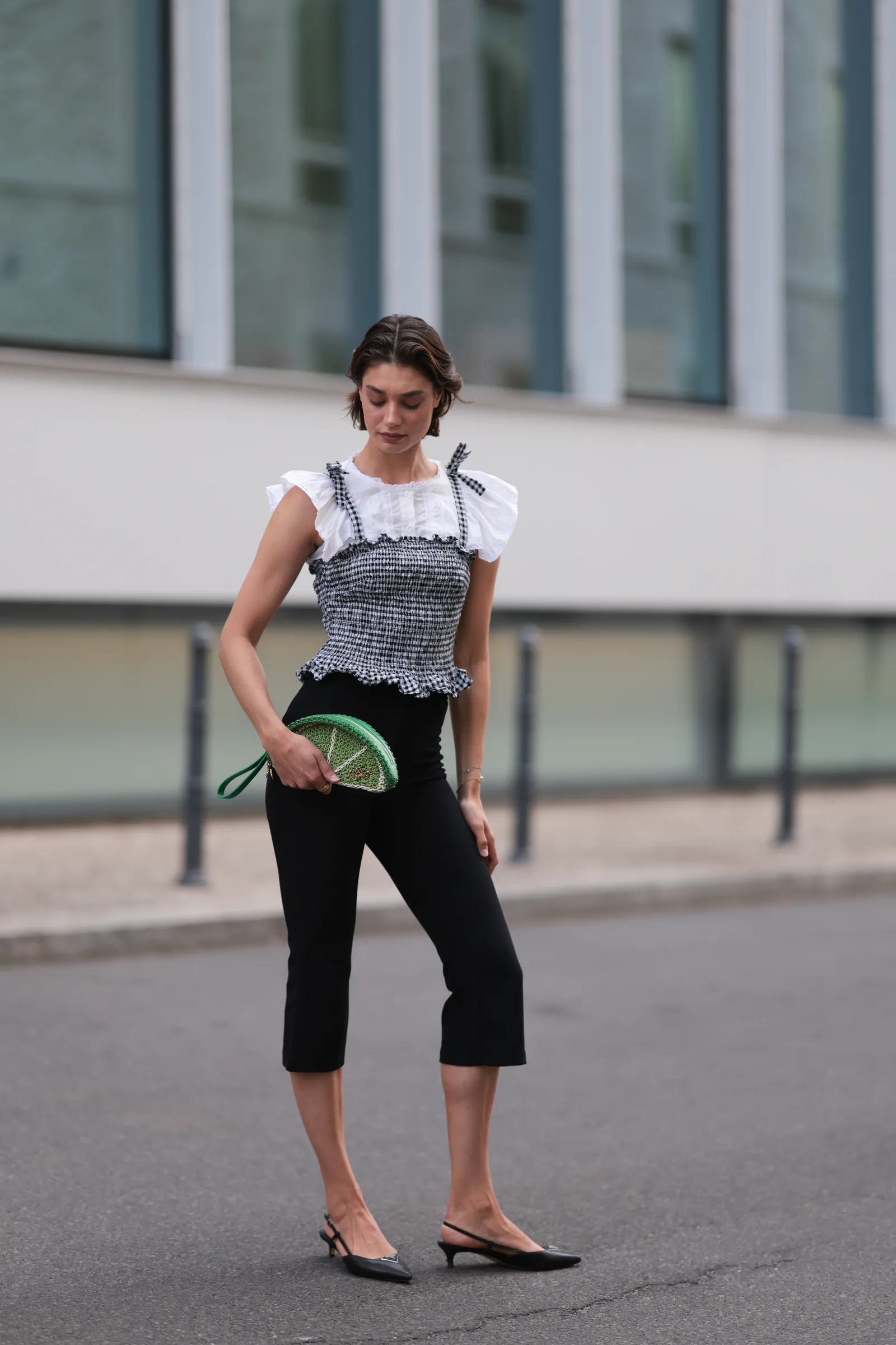 Capri pants với áo shirred và kitten heels