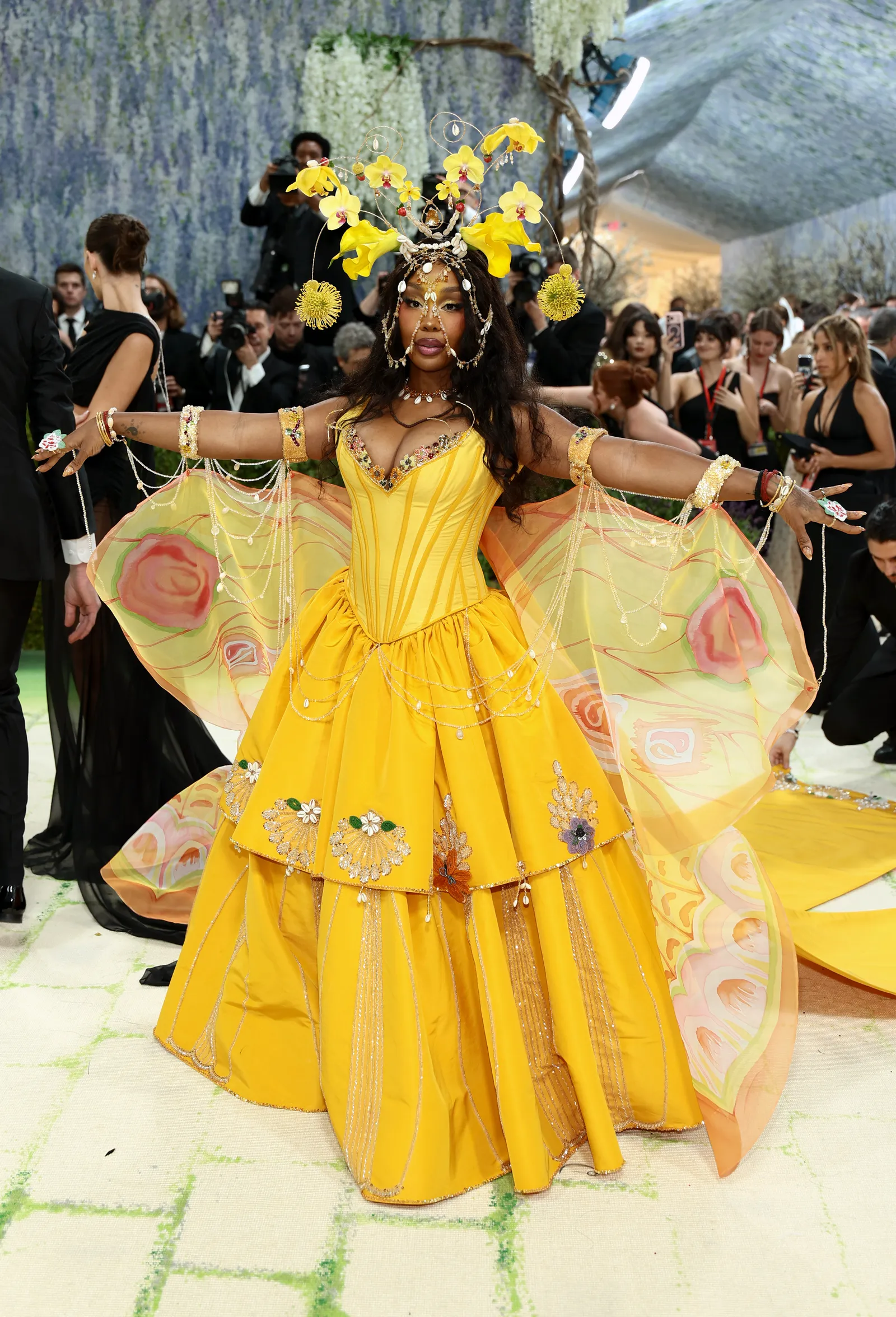 Bộ cánh của SZA trên thảm đỏ Met Gala 2026, tạo ấn tượng bằng đường nét mềm và sắc thái thanh lịch