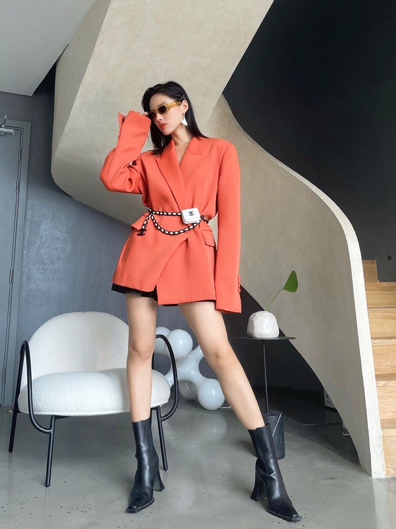 Blazer phối chân váy ngắn mang lại vẻ nữ tính và hiện đại