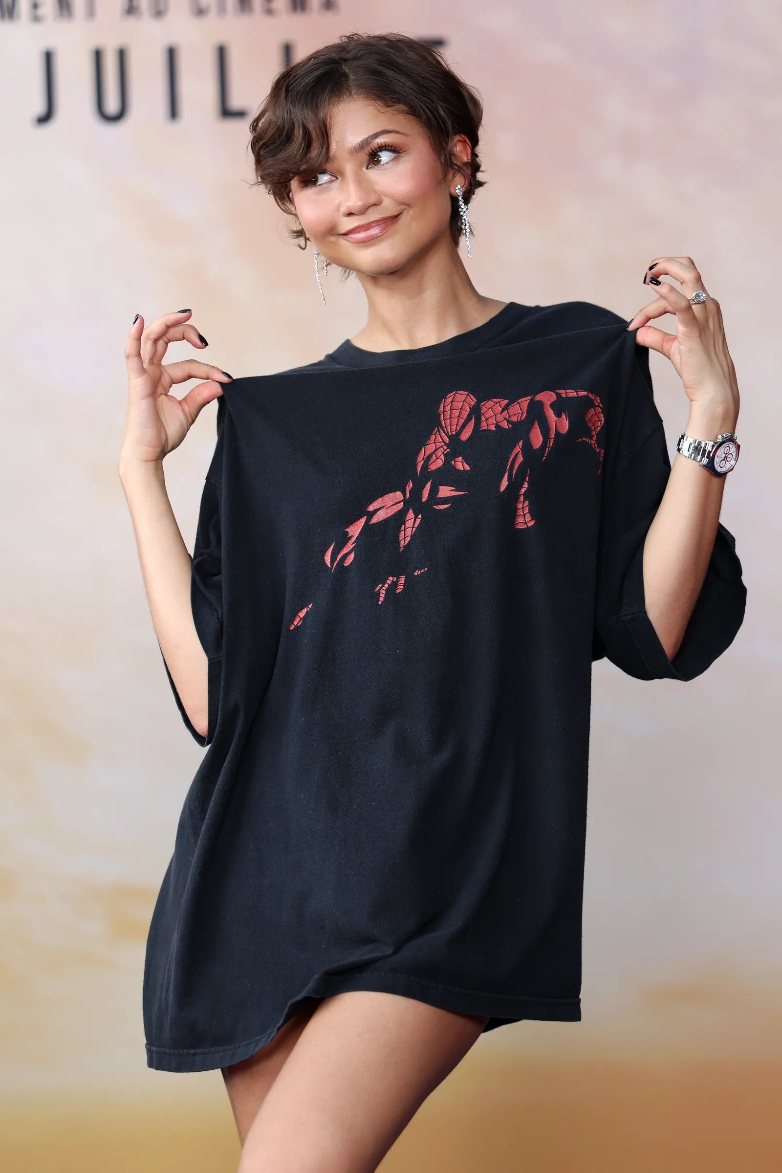 Zendaya tại sự kiện Photocall ở Paris trong trang phục Dadcore thanh lịch
