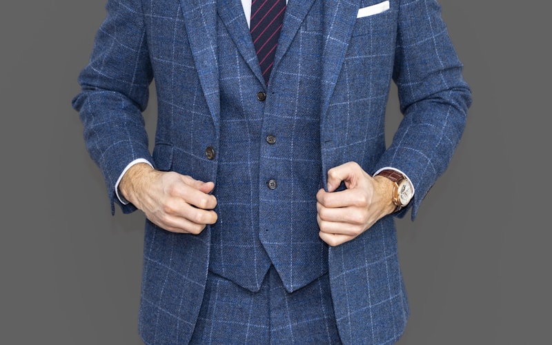 Áo blazer và quần chinos phong cách kinh điển