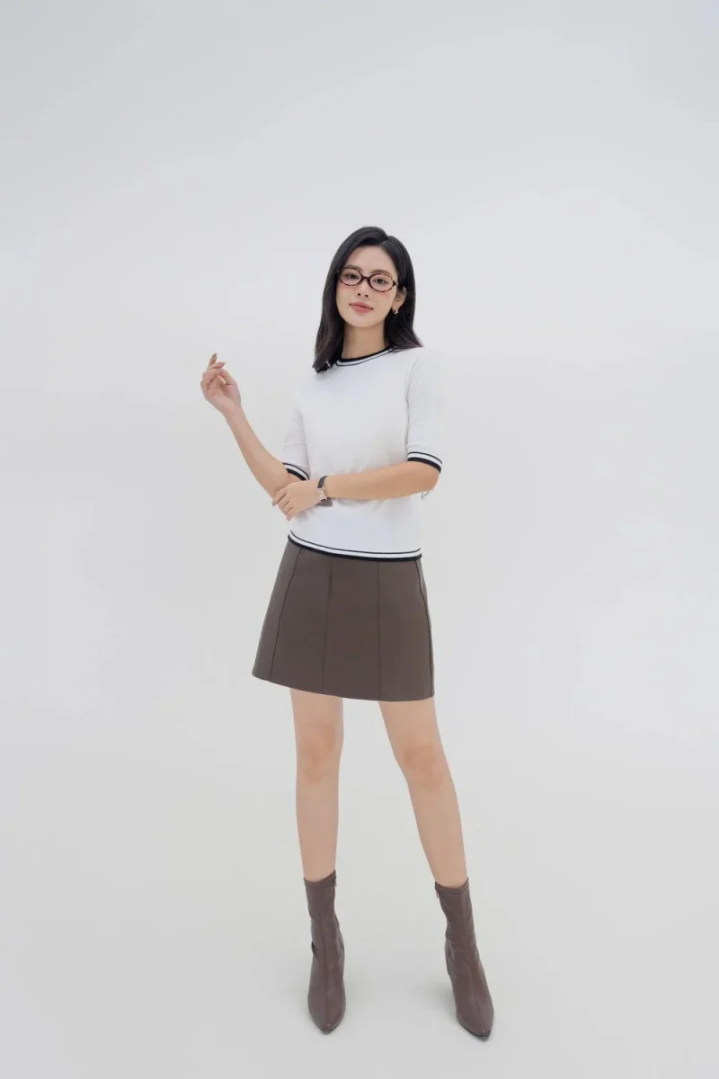 Áo len cổ lọ mix chân váy xếp ly