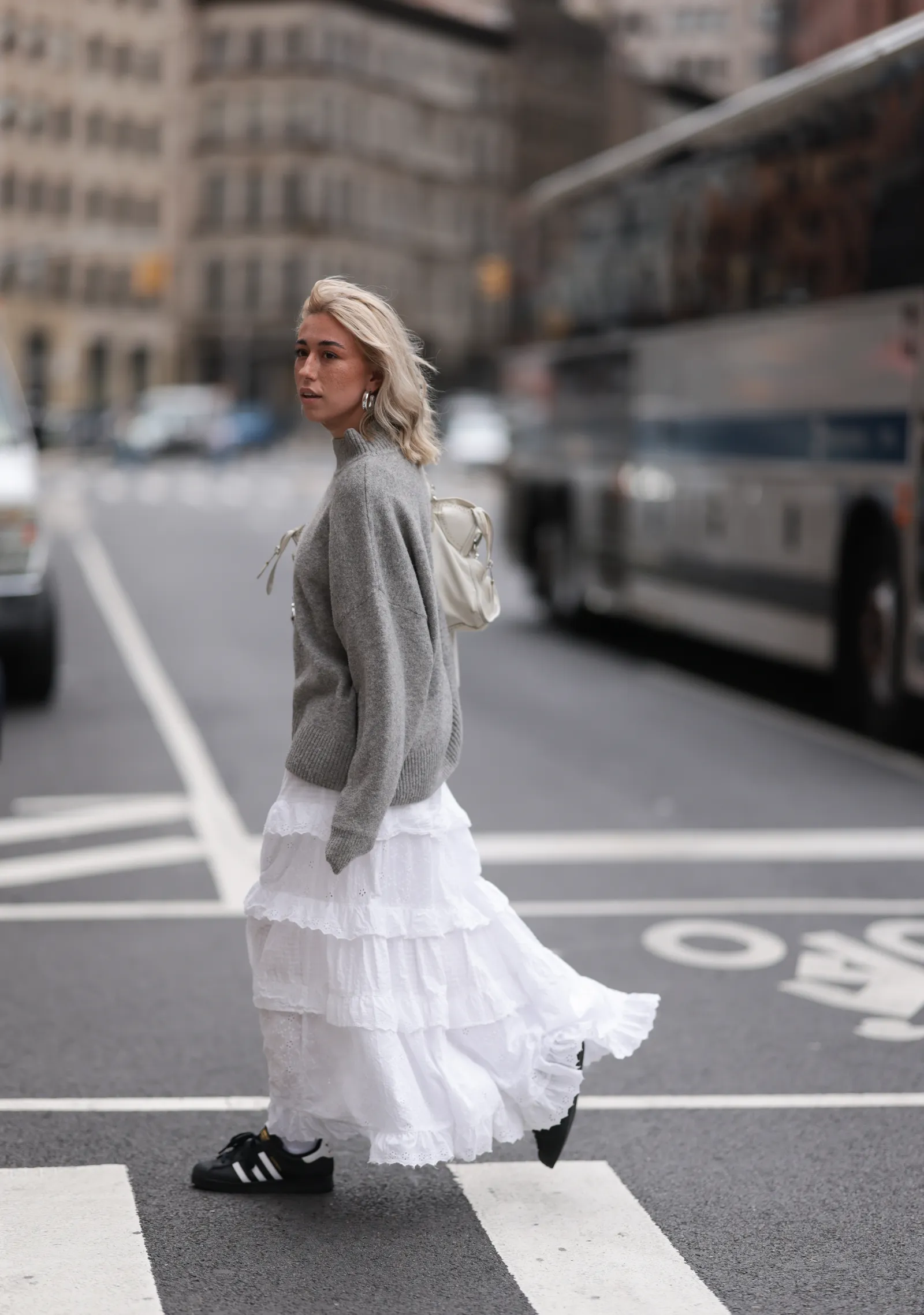 Chân váy maxi cotton viền ren gợi cảm giác nhẹ và thanh trong thời tiết mùa hè